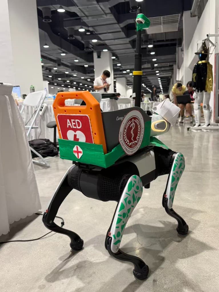 聆灵机器狗背负 AED 急救设备