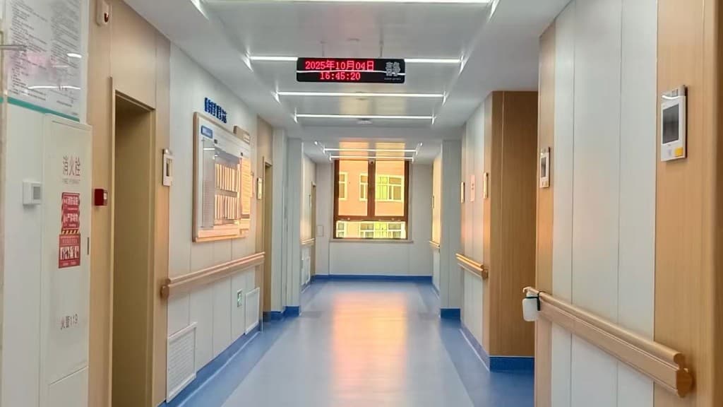 医院走廊，聆灵陪诊带路