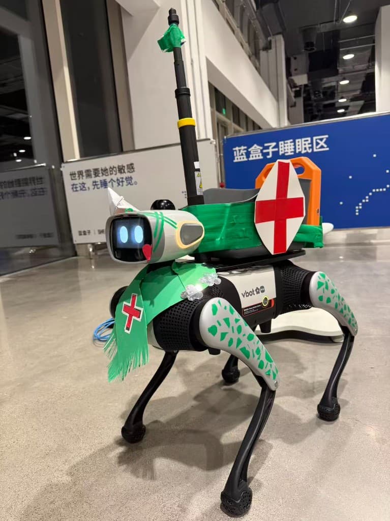 聆灵机器狗到院迎接患者